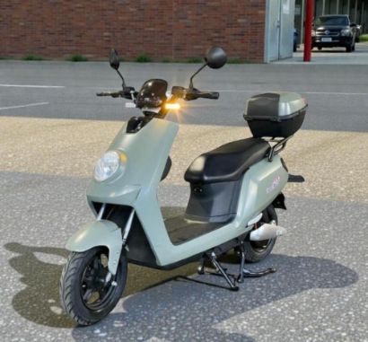 صورة دباب الرمادي السلس – راحة وأناقة على الطريق 72v